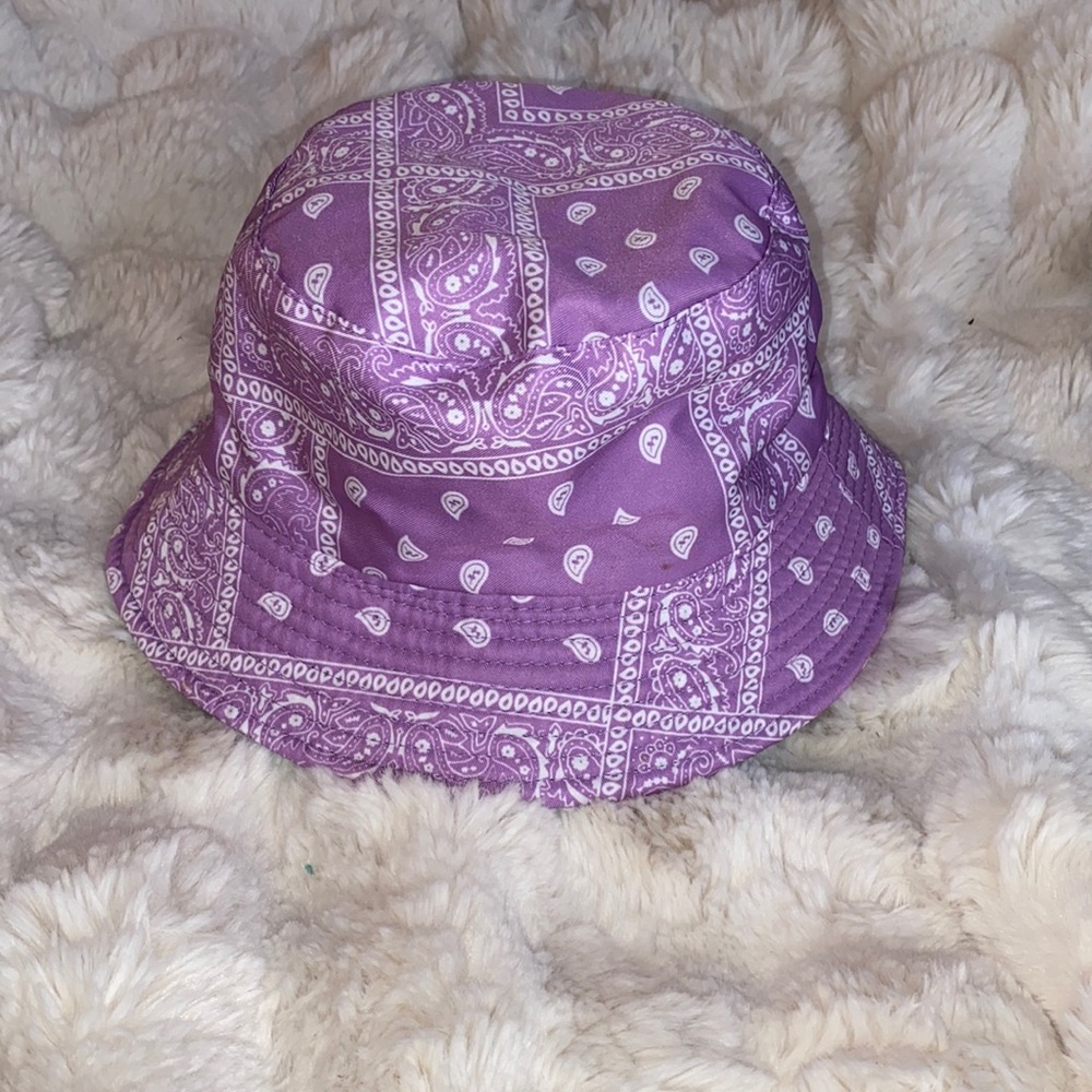 PURPLE PAISLEY REVERSE BUCKET HAT